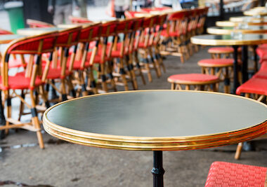 table de bistrot parisienne cerclage laiton