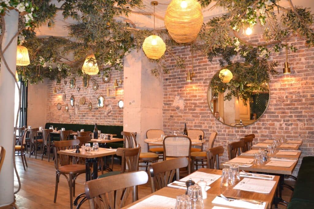 trattoria césar chaise et tables de bistrot parisienne