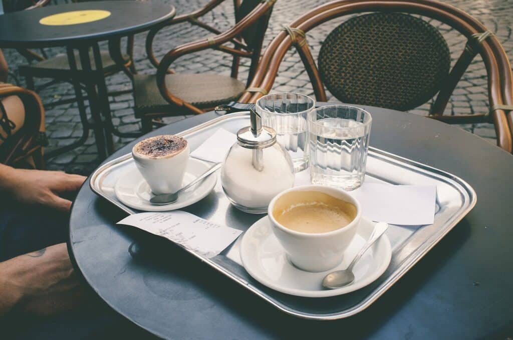 Table de terrasse restaurant : avantages du stratifié