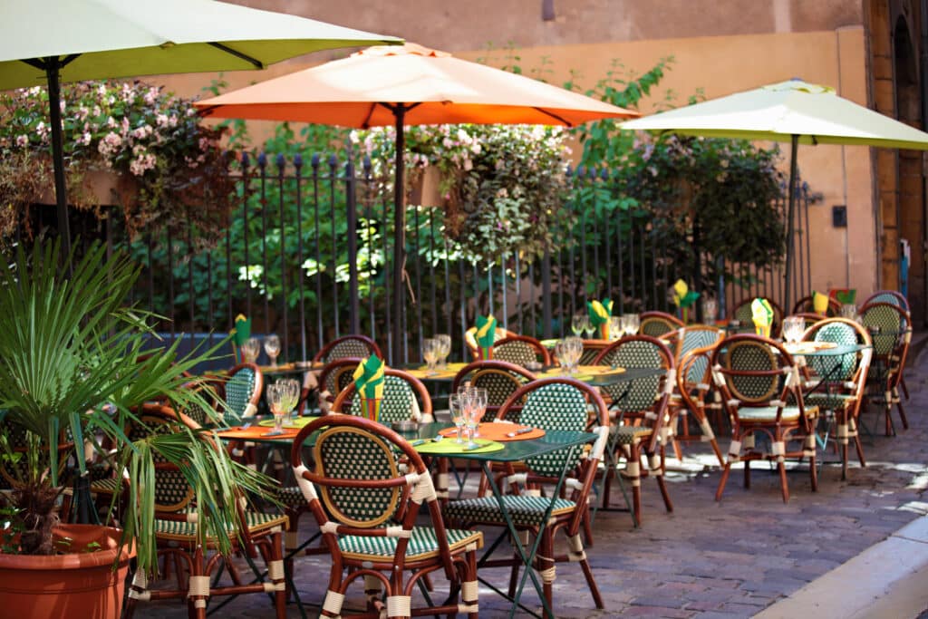 Mobilier extérieur pour restaurant : quels matériaux ?