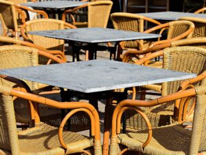Table de terrasse de restaurant élégante et pratique