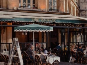 Terrasse de restaurant vintage à Paris