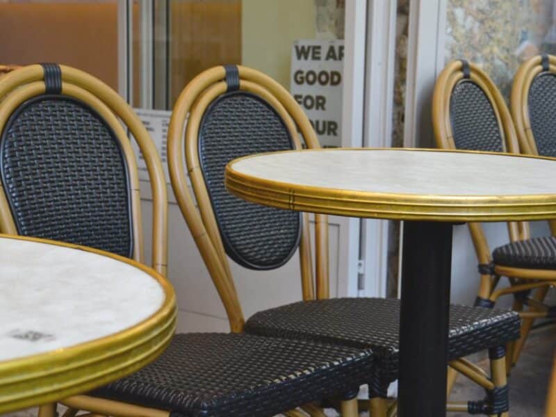 Photo de tables de terrasse et de chaise noir d'extérieur